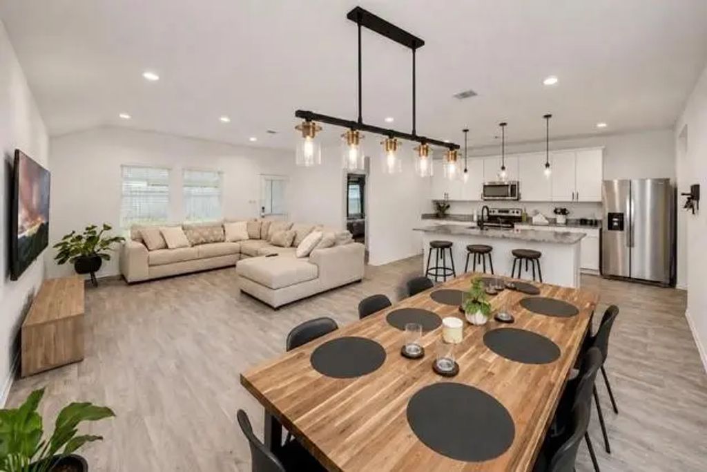 1313 Bison View Lane, Sealy
