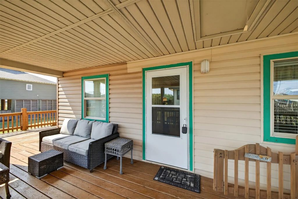 975 Holiday Drive, Crystal Beach