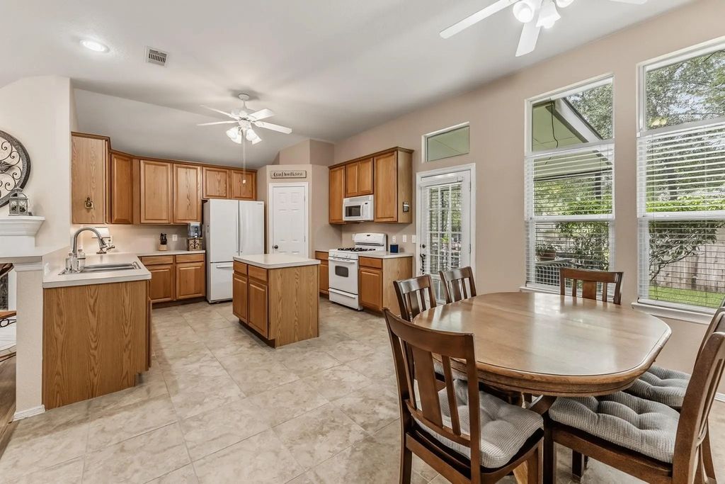 273 Sunset Path S, Conroe