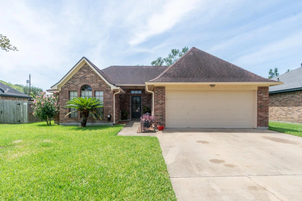 808 Manor Drive, Angleton