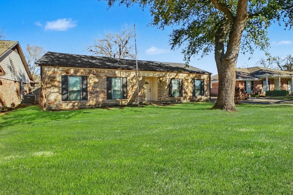 13830 Oakwood Lane, Sugar Land