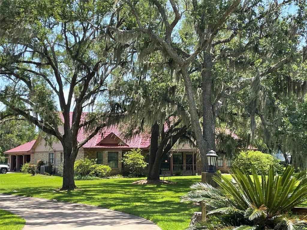 2323 Oakwood Drive, Lake Jackson