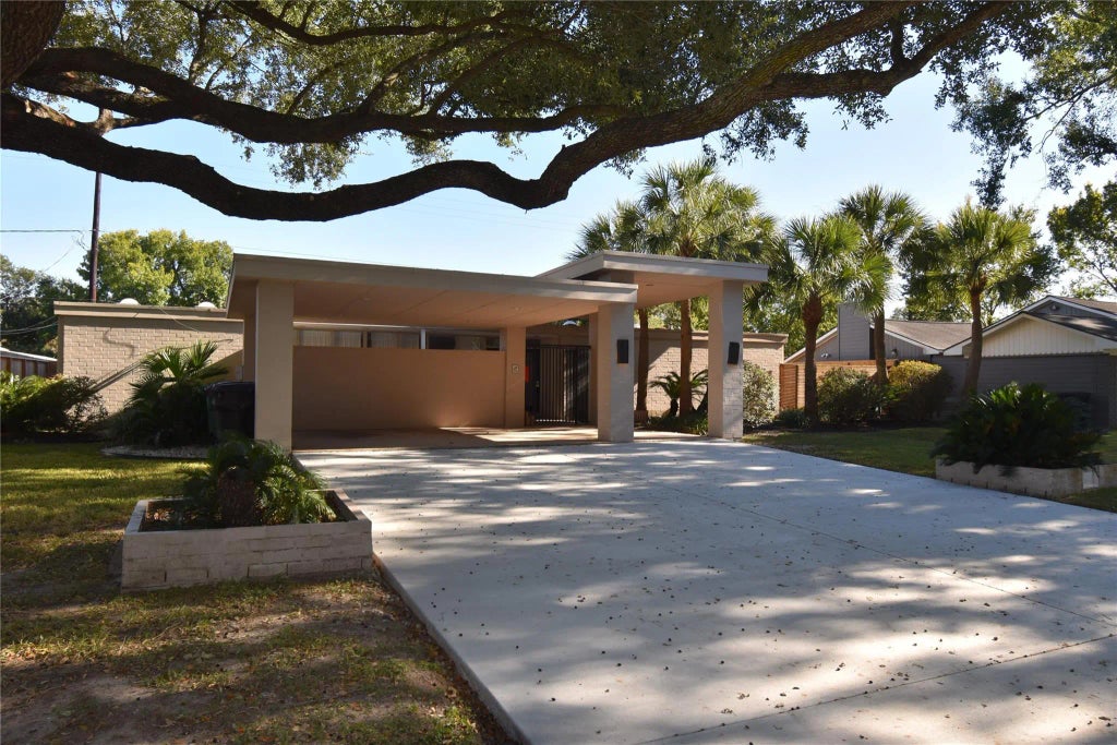 10211 Willowgrove Drive, Houston