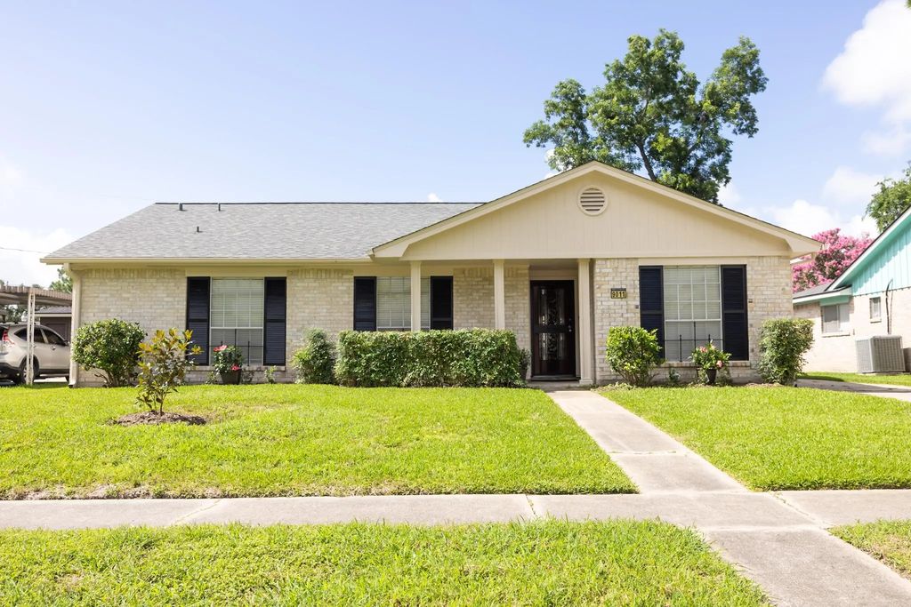 9011 Grape Street, Houston