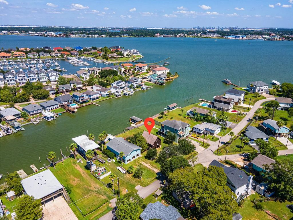 2124 Cove Park Drive, Kemah