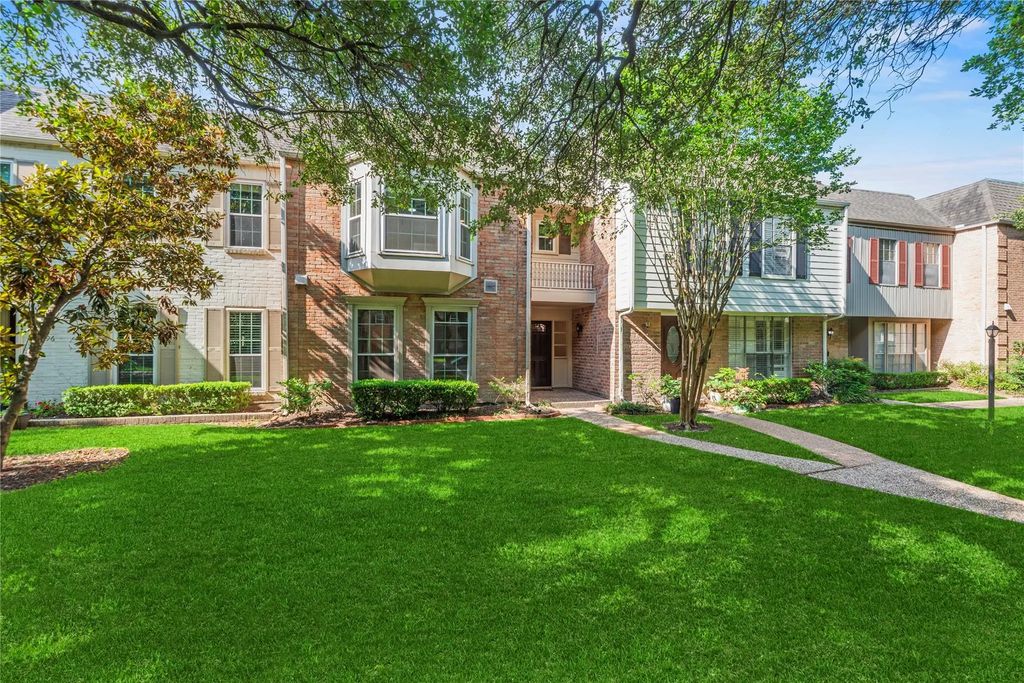 13194 Trail Hollow Drive 3194, Houston
