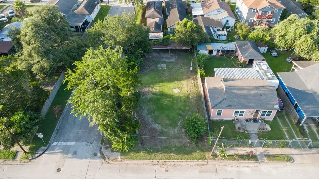 200 E Defee Avenue, Baytown