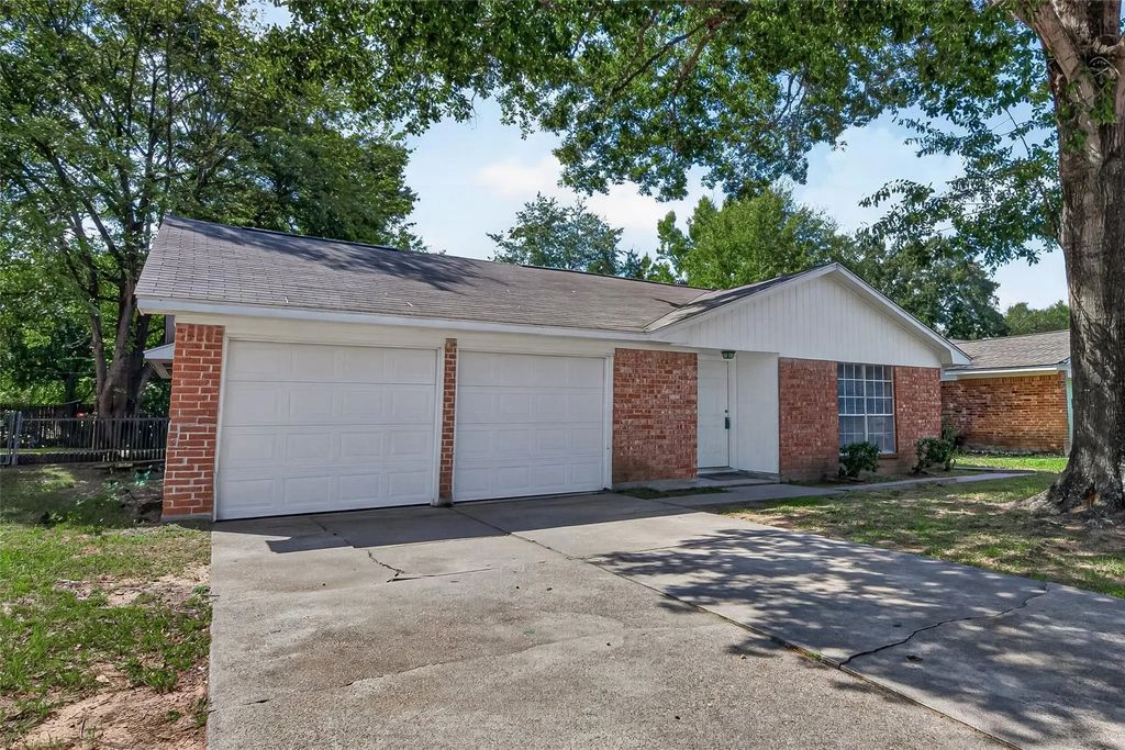 214 Crest Hill Drive, Conroe