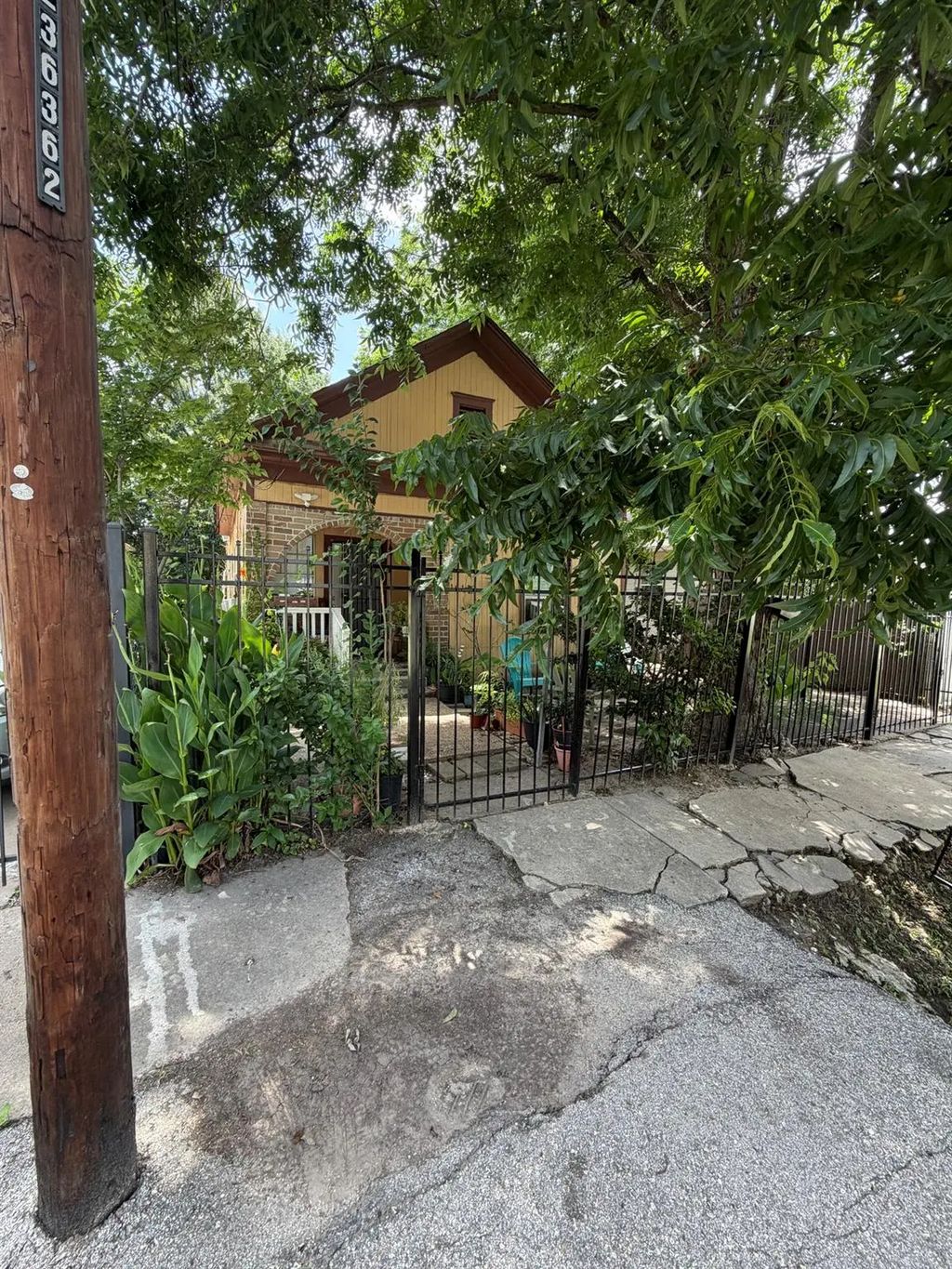 1612 Common Street, Houston