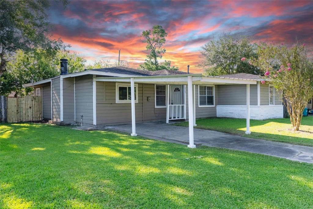 217 Cedar Drive, Hitchcock