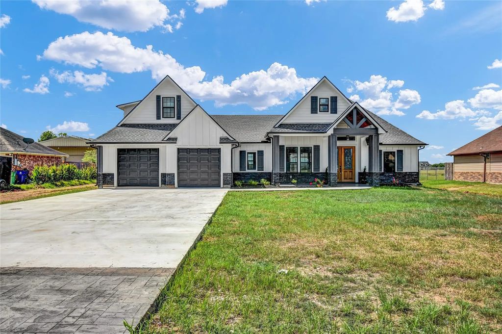 755 Sunset Trail, Angleton
