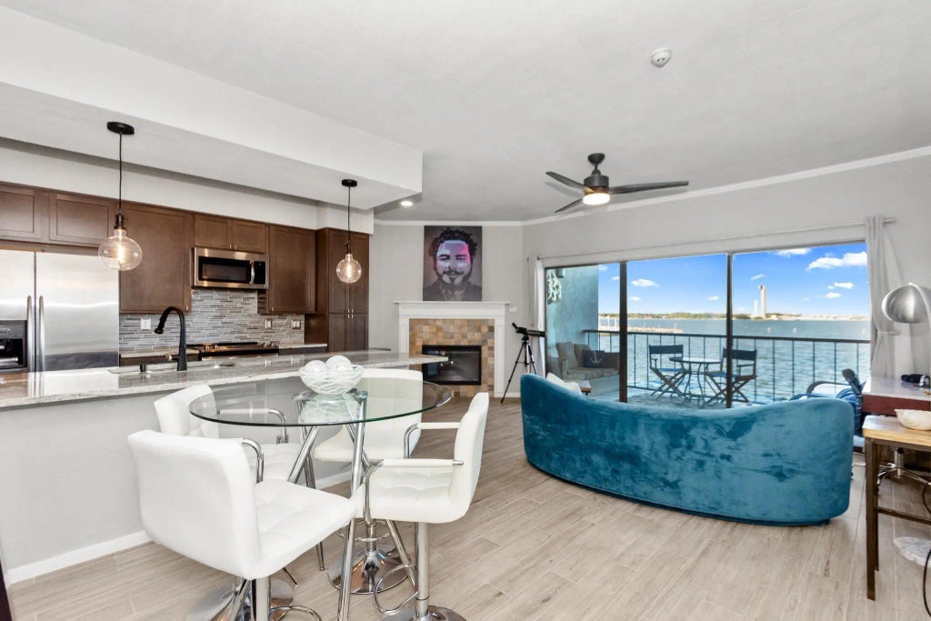 351 Lakeside Lane 204, Houston