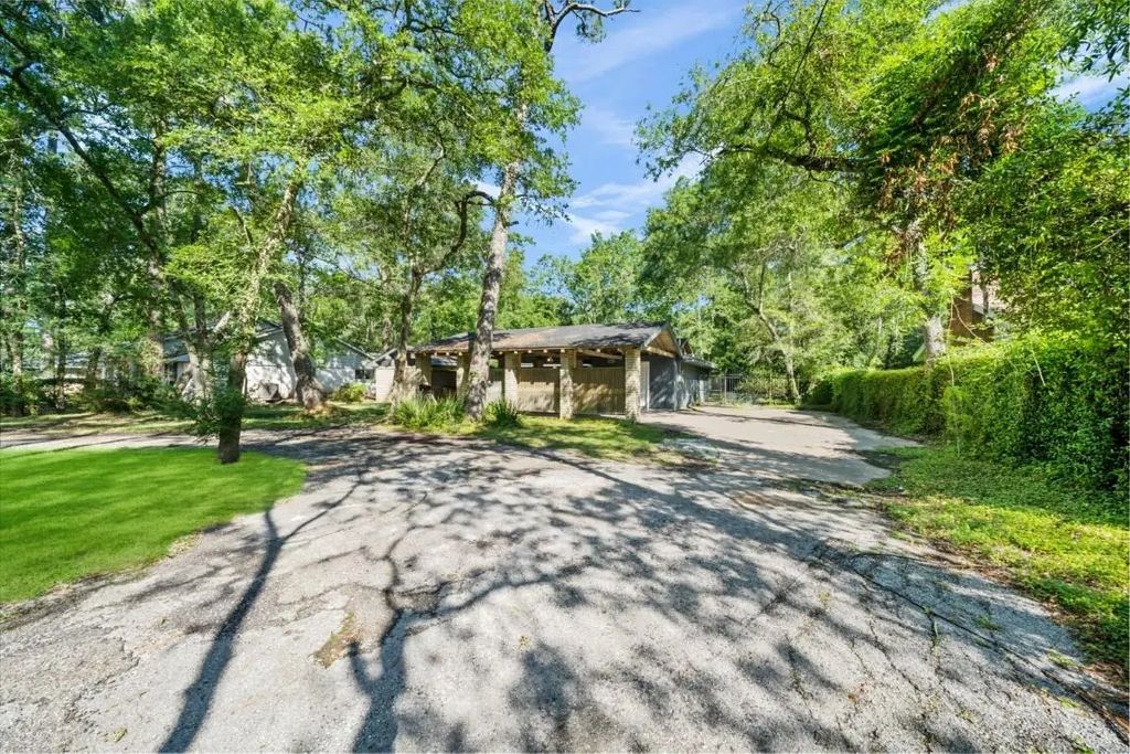 1317 Plantation Drive, Dickinson
