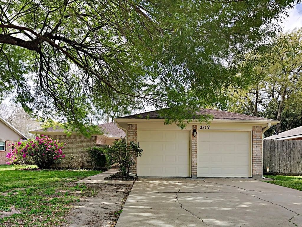 207 Oakwood Street, League City
