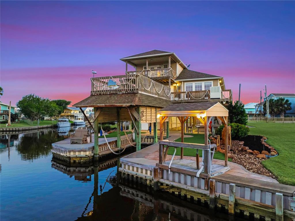 142 Driftwood Road, Freeport