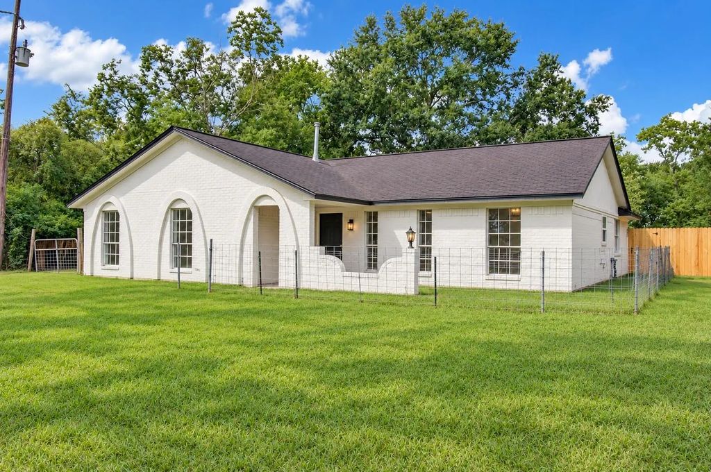 322 S Persimmon Street, Tomball