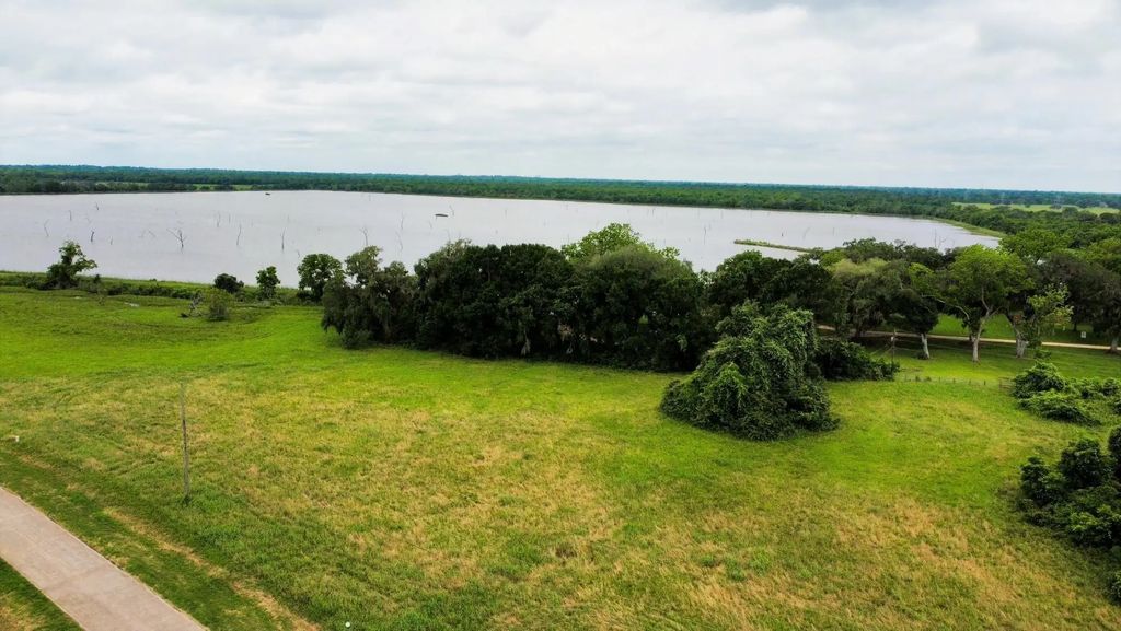 118 Pony Trail, Angleton