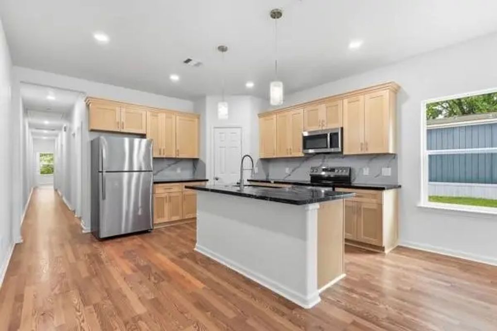 819 Junction Avenue B, Cleveland