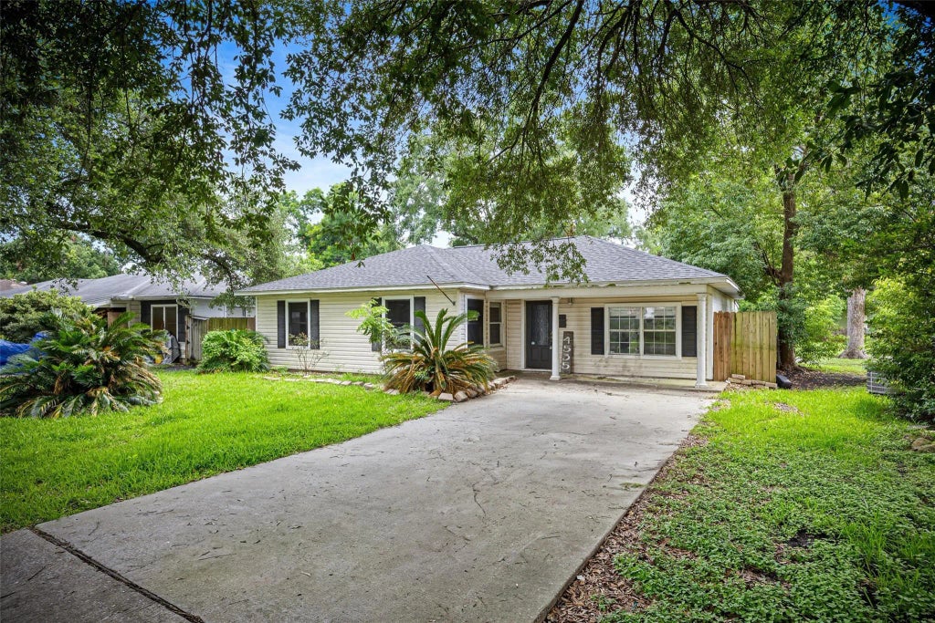 4535 Clermont Avenue, Groves