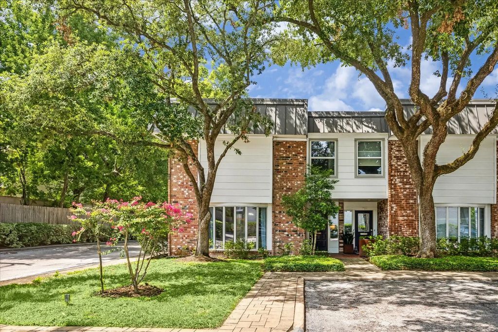 8956 Chatsworth Drive 8956, Houston