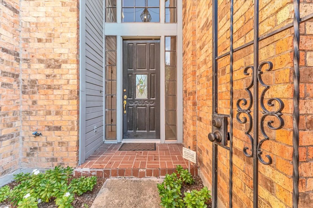 109 W 10th Street W, Houston