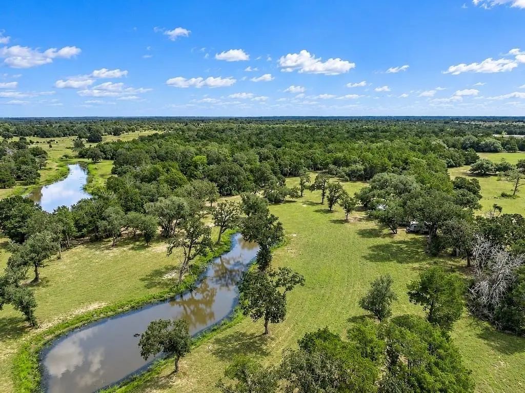 1125 County Road 136, Hallettsville
