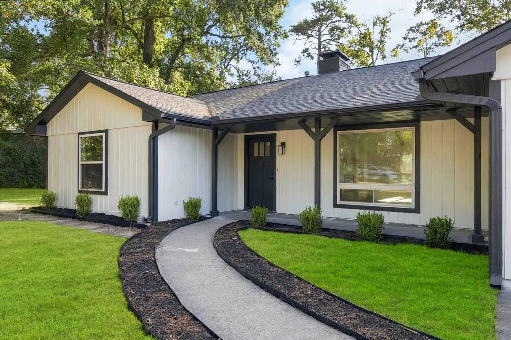 333 Rolling Hills Drive, Conroe