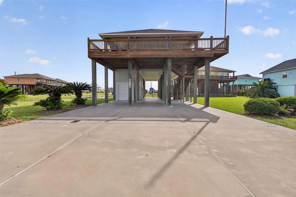 844 Eastview, Crystal Beach