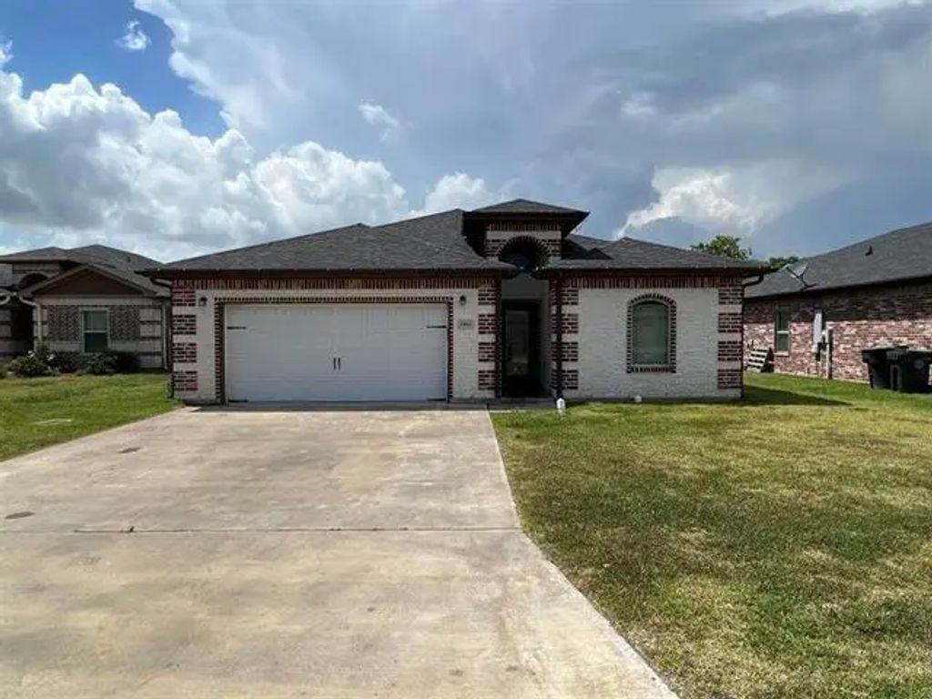 2625 Amber Avenue, Groves