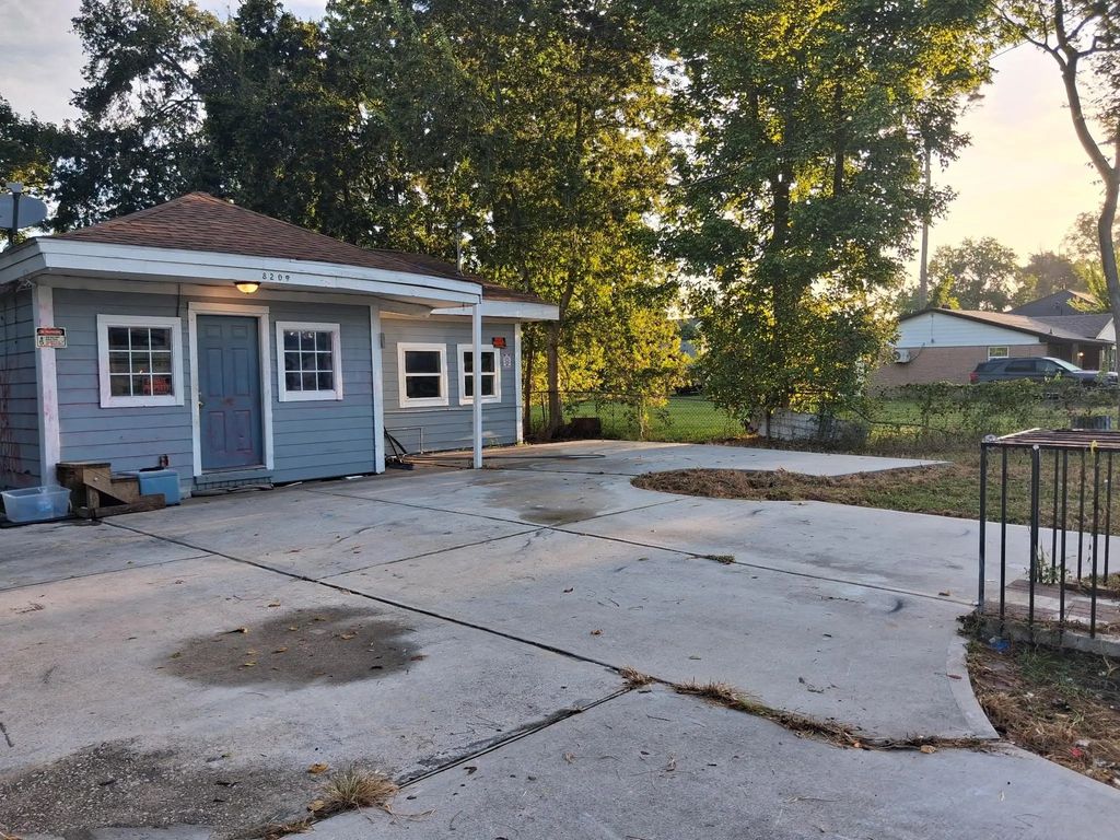 8029 Woodlyn Road, Houston