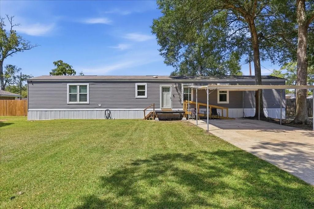 8739 Ash Street, Lumberton