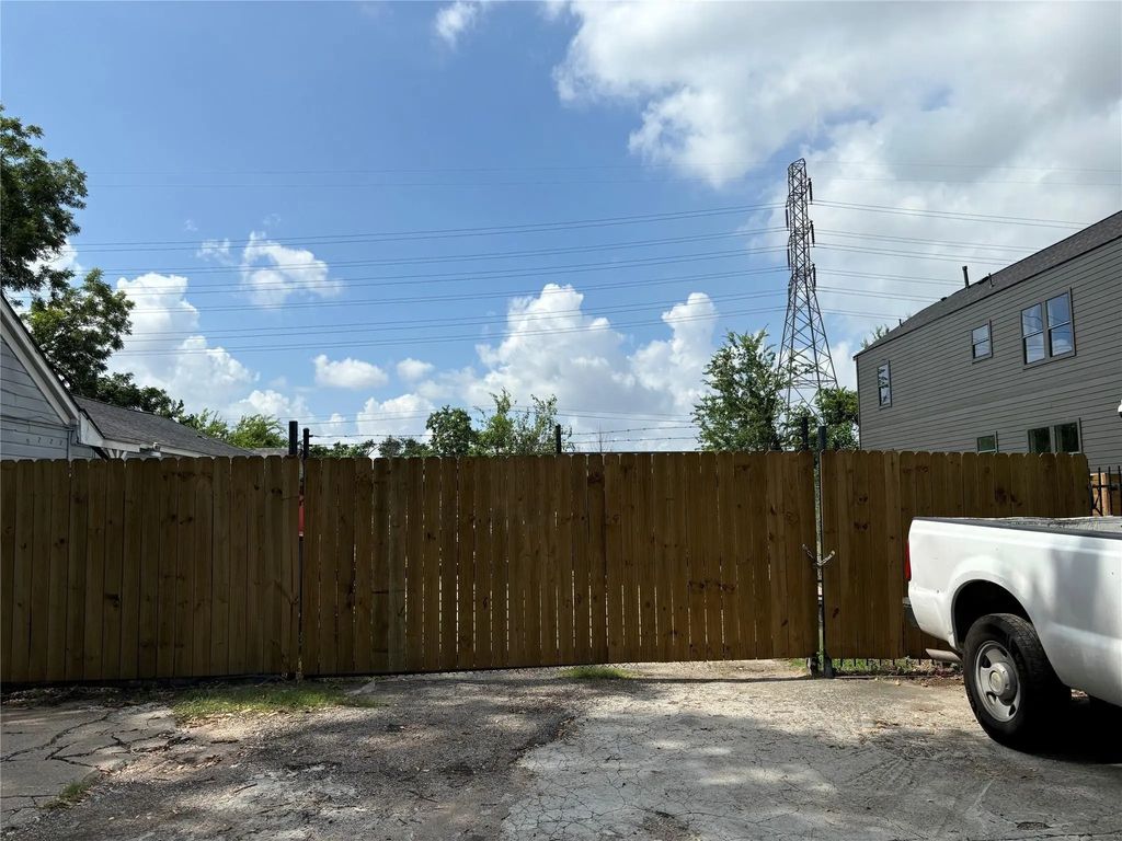 220 E 37th Street, Houston