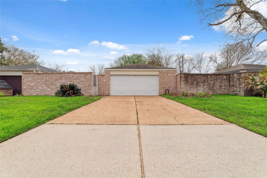 16123 Ridgegreen Drive, Houston