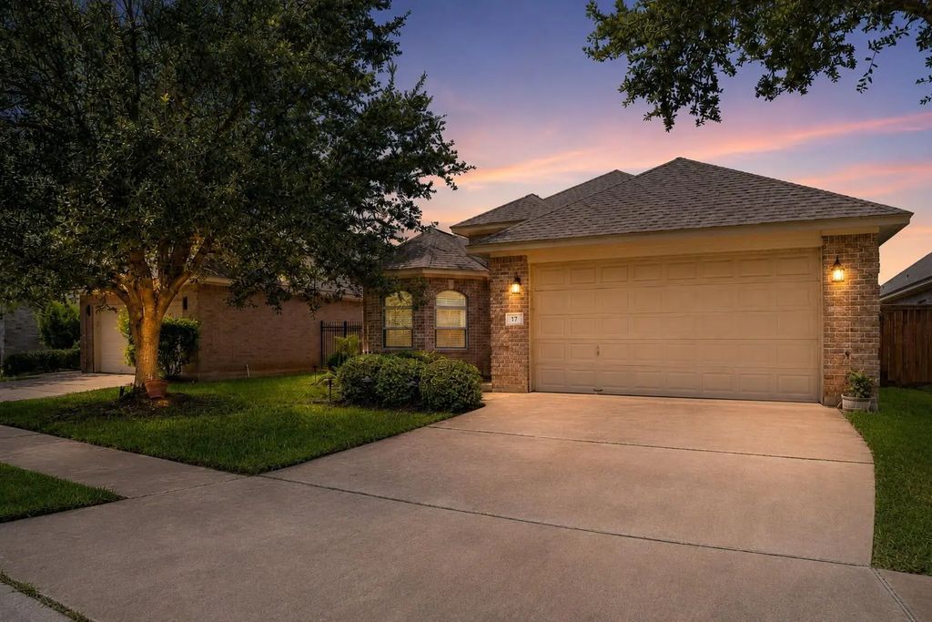 17 Red Oak Court, Lake Jackson