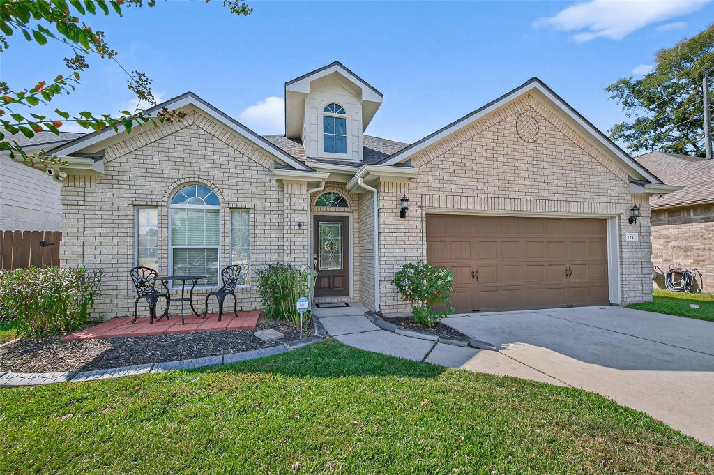 723 Hinsdale, Magnolia