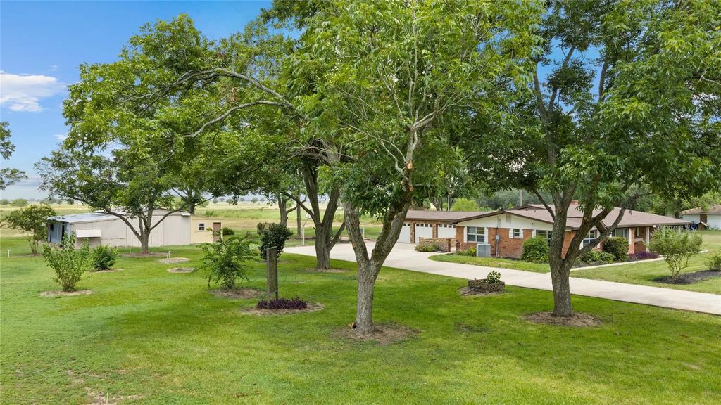 215 Lakeview Lane, El Campo