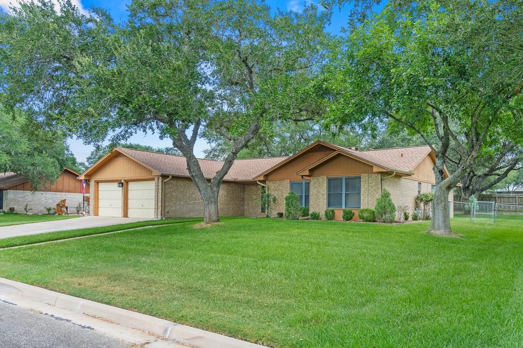108 Meadow Creek Drive, Schulenburg