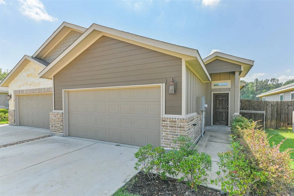 122 Wickersham B, Conroe