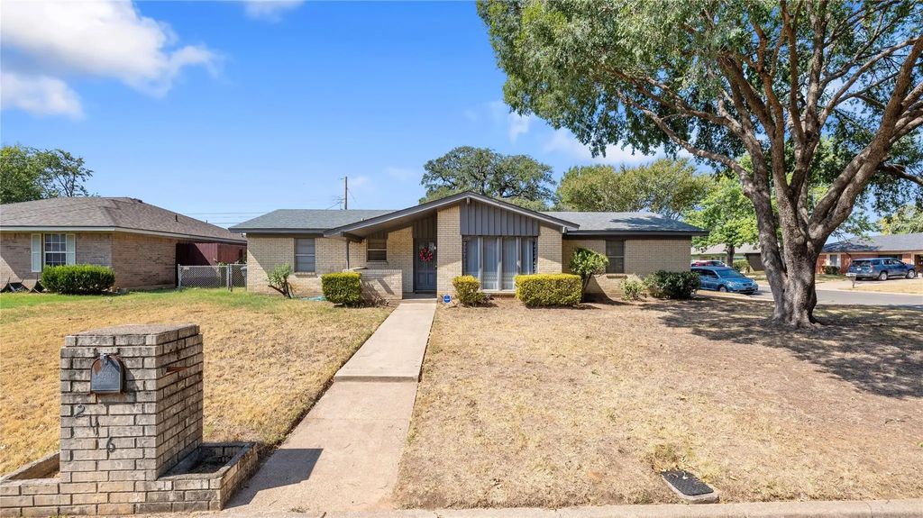 2116 Easy Street, Waco