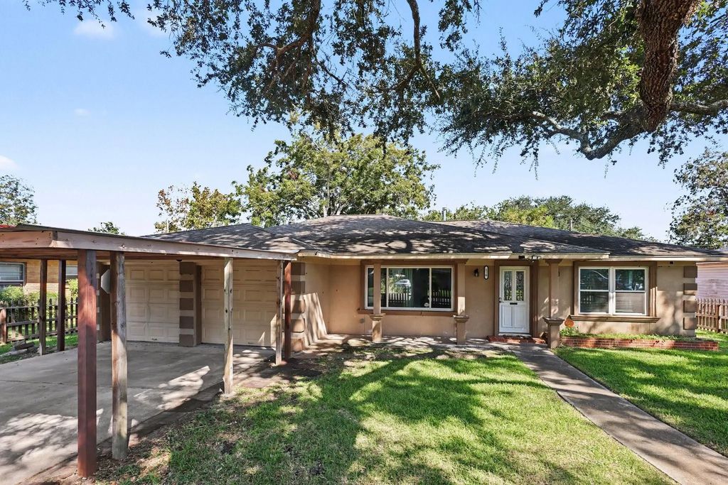 110 William Avenue, Baytown