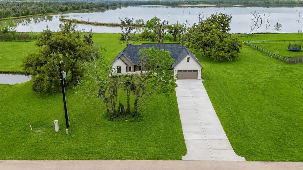 250 Pony Trail, Angleton