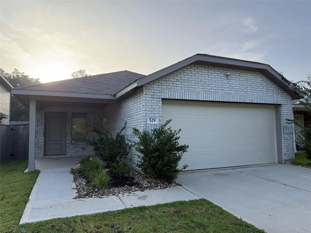 529 Falling Cave Drive, Willis