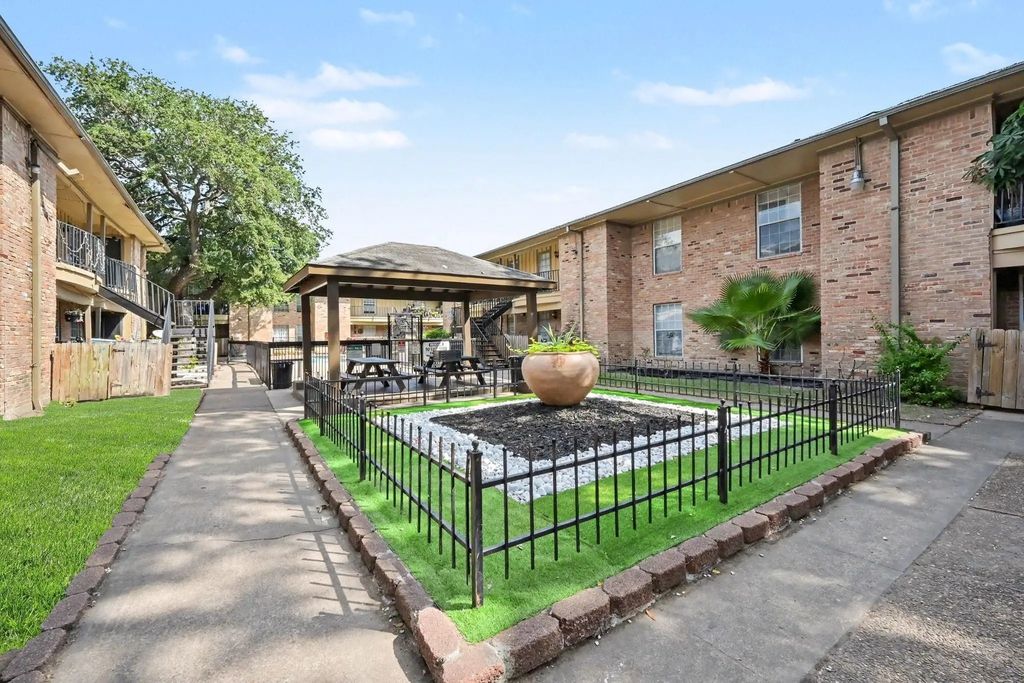 5704 Edgemoor Drive 62, Houston