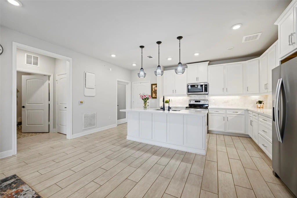 6804 Westview Drive 1404, Houston