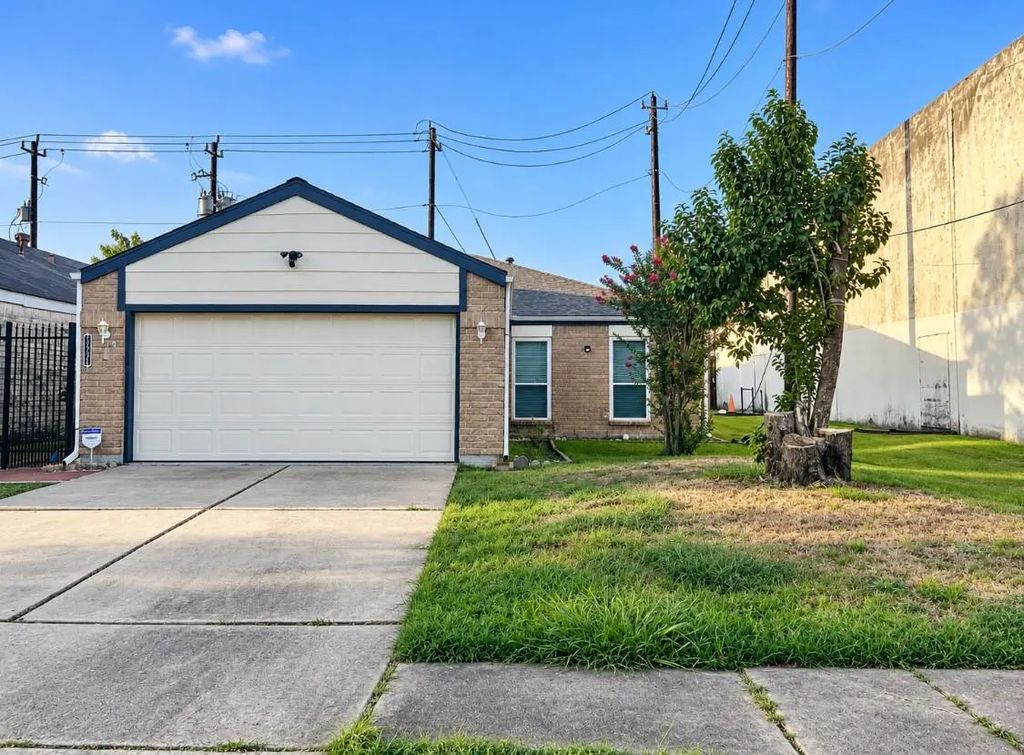 13226 Robinglen Drive, Houston