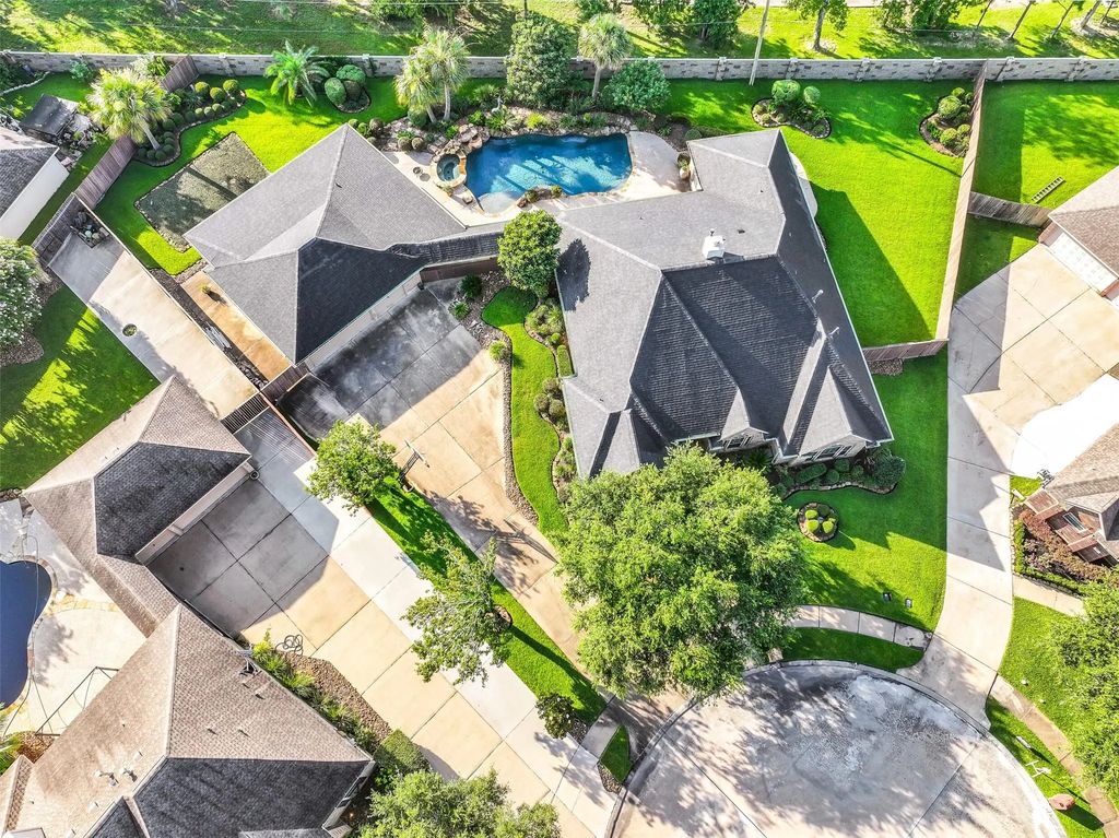 906 High Ridge Circle, Friendswood