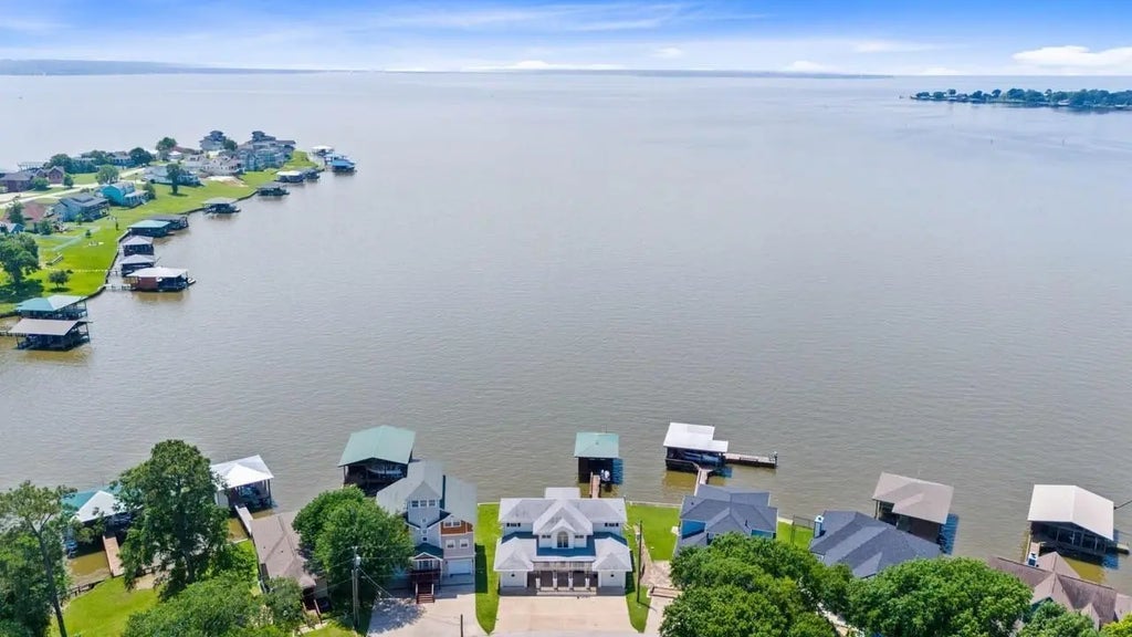 650 Dove Island, Livingston