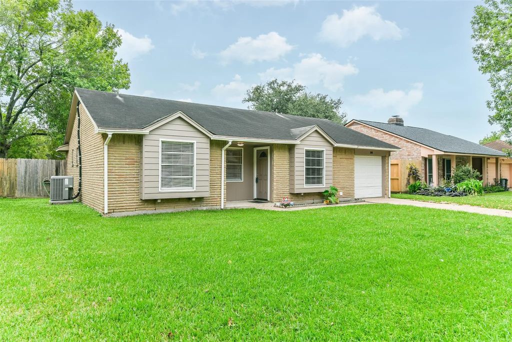 104 Brigadoon Lane, Friendswood
