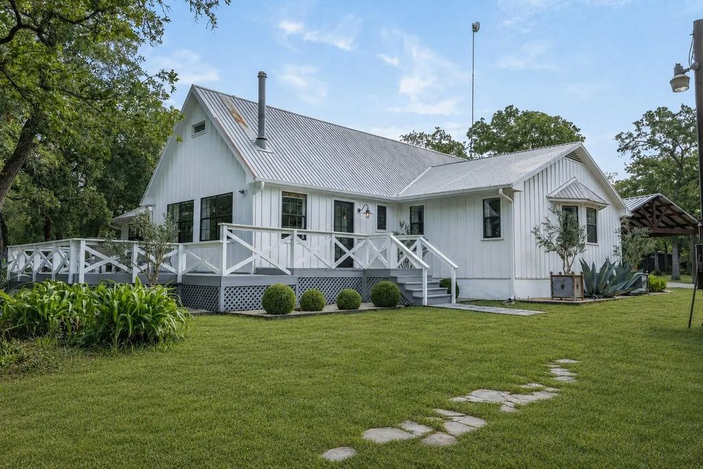 6811 Mockingbird Road, Flatonia