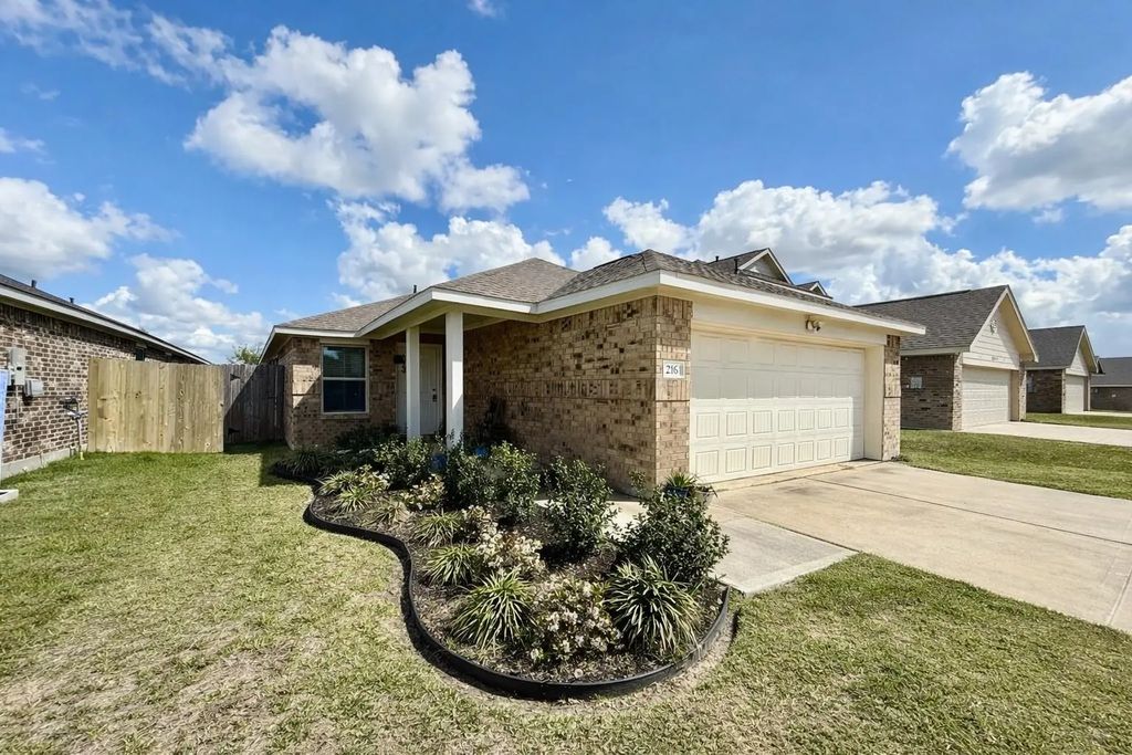 216 Bennett Loop, Angleton